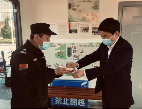 校领导“五一”劳动节看望坚守岗位教职员工