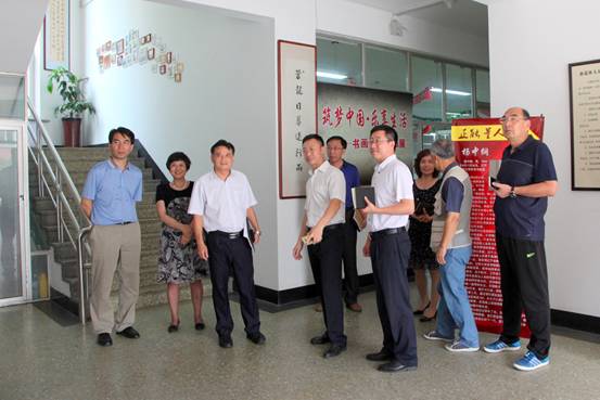 李雪铭校长到离退休人员服务中心调研