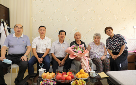 校领导走访慰问我校参加过抗日战争的离休老同志