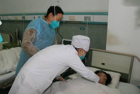 省委第四巡视组领导冒雨探望我校患病学生