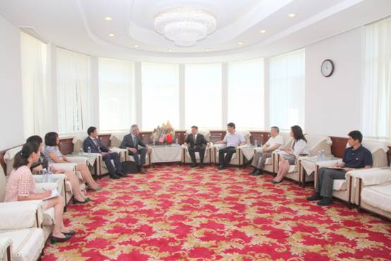 美国恩波利亚州立大学副校长一行访问我校