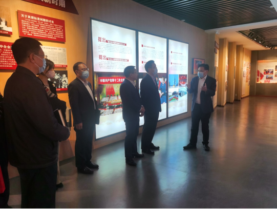 我校召开中信银行大连分行、大连土地发展集团捐资助学仪式暨交流座谈会