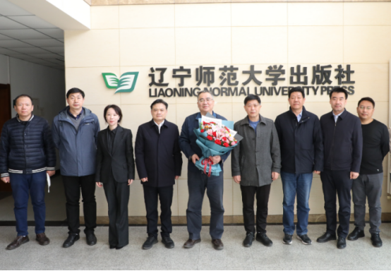 党委书记李雪铭、校长姜凤春看望慰问“第十四届韬奋出版奖”获奖者王星同志