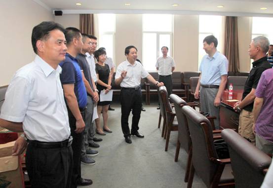 校领导暑假期间深入基层走访慰问一线教职员工