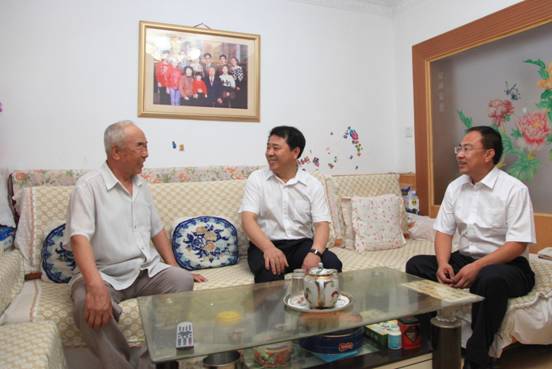 学校领导走访慰问老党员和生活困难党员