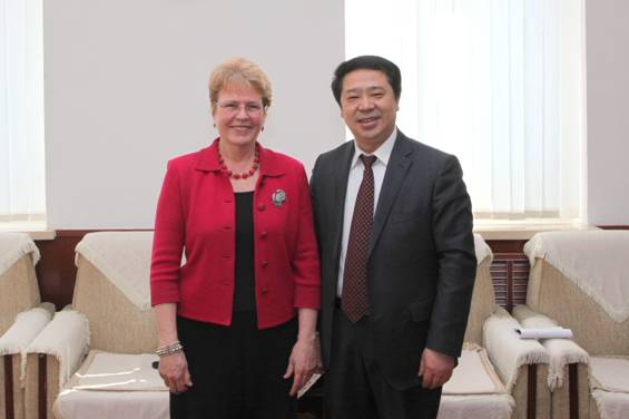 校务委员会主任、党委书记宫福清会见美国科技特使卢布琴科博士一行