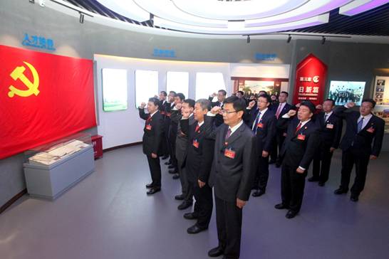 新一届“两委”委员重温入党誓词