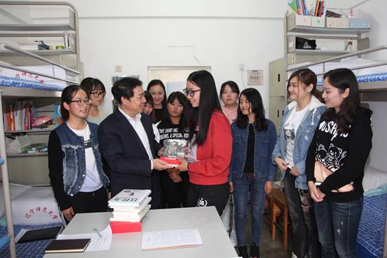 学校领导走进学生宿舍与学生谈心交流