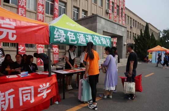 我校绿色通道助2017级新生无忧入学--我校喜迎2017级本科新生入学专题报道二