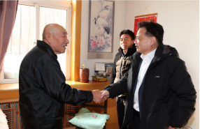 校领导看望学校老领导、老党员、抗战老兵及教师代表