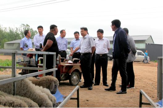学校领导班子成员走访慰问我校驻贫困县乡村干部