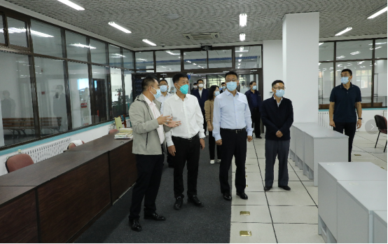 校领导督导检查学生返校准备工作