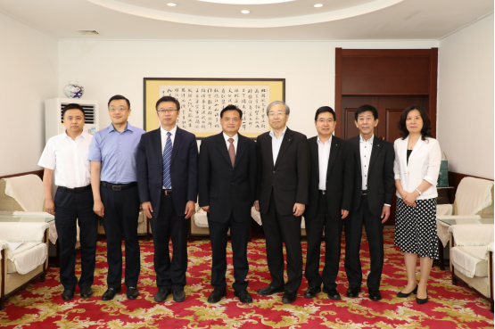 日本札幌大学理事长荒川裕生一行访问我校