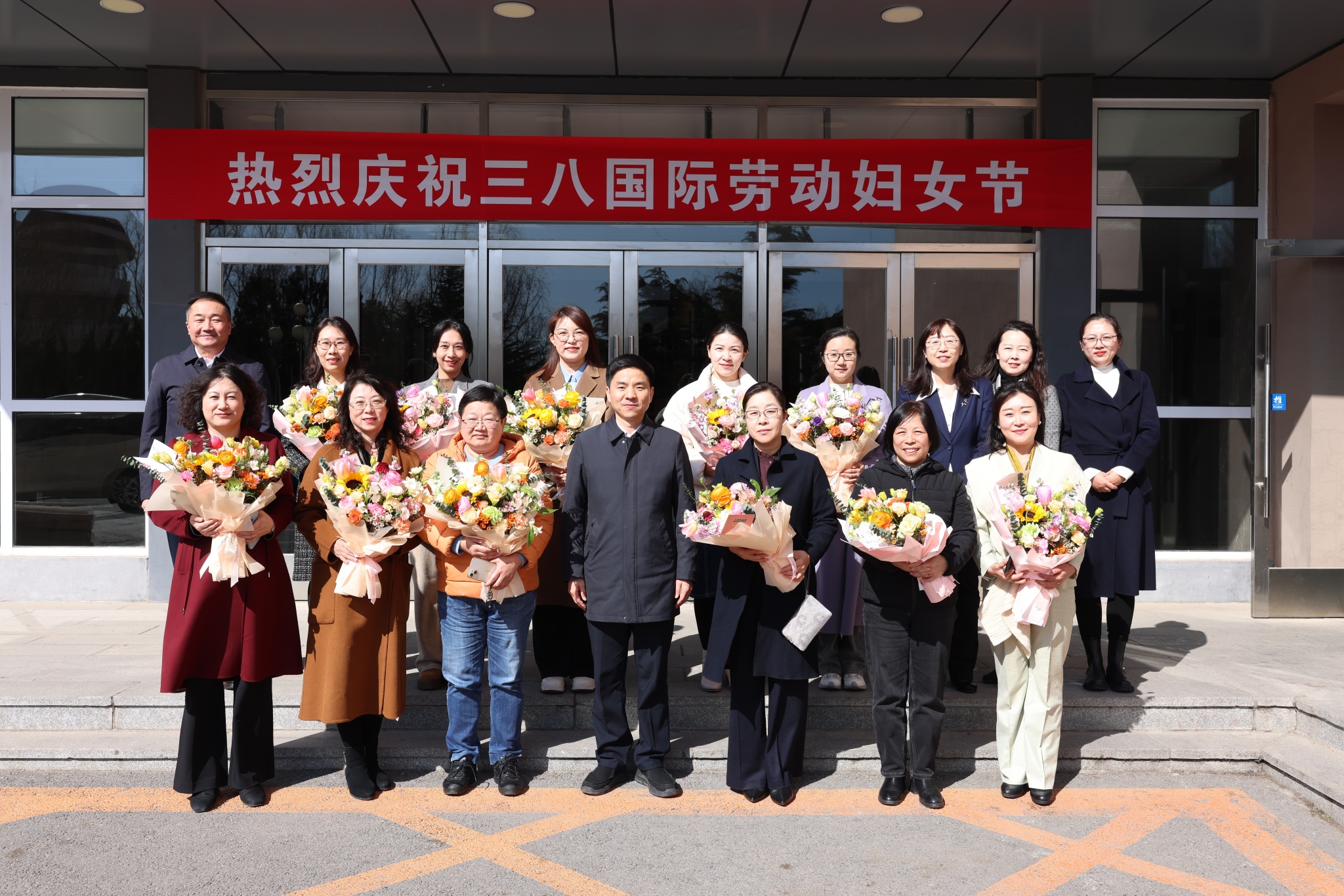 我校召开庆祝“三八”国际妇女节女专家座谈会