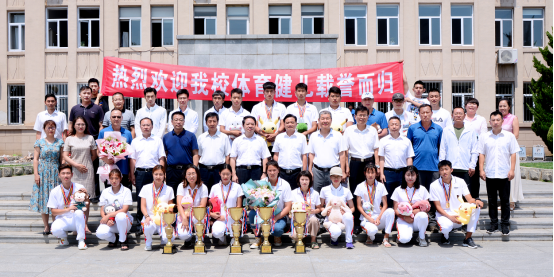 校领导热烈欢迎体育健儿凯旋