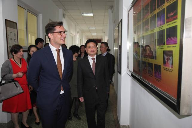 我校杰出校友、匈牙利驻华大使白思谛荣归母校