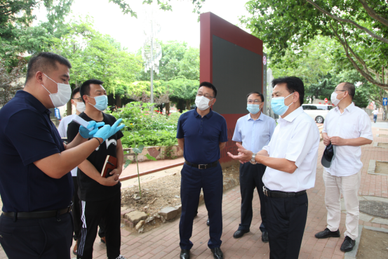 校领导检查学校暑期疫情防控工作