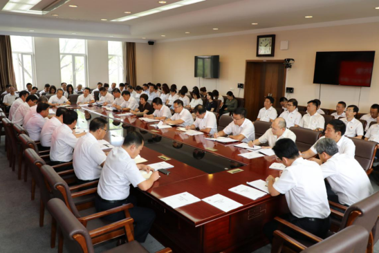 学校召开党委理论学习中心组（扩大）会议