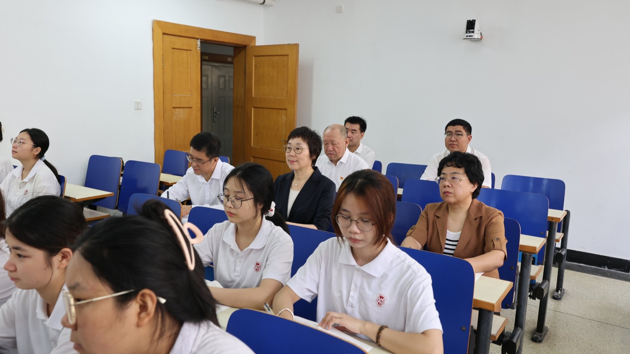 新学期伊始校领导深入教学一线听课调研