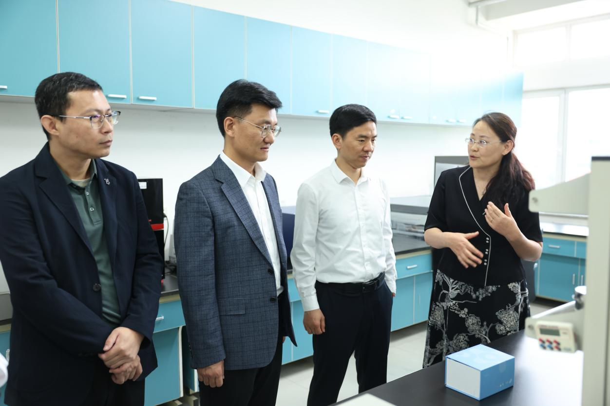 自然资源部海洋战略规划与经济司副司长孟庆垒一行来我校调研