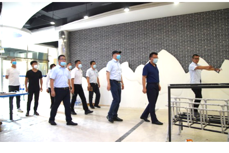 副校长朱成利检查学校暑假施工情况