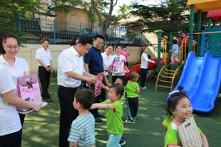 校领导“六一”儿童节亲切慰问幼儿园小朋友