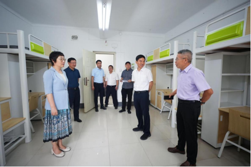 校领导走访检查学生宿舍