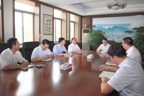 学校领导班子成员七一前夕到所在党支部上党课