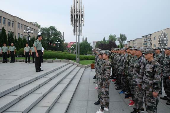 我校为2016年应征入伍学生举行欢送仪式