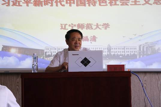 “七一”前夕学校领导和处级领导干部深入学生支部上专题党（团）课