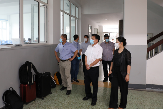 学校领导到现场检查指导疫情防控与考试组织工作