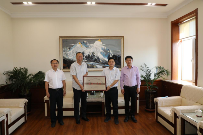 大连市公安局内保支队支队长贾晓峰到我校调研指导返校复学工作 为我校授予“2021年度全省企业事业单位治安保卫工作集体一等功”奖牌