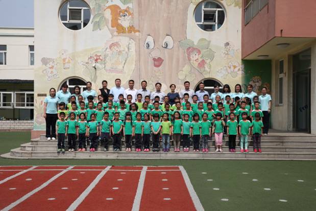 校领导到幼儿园慰问老师、看望小朋友