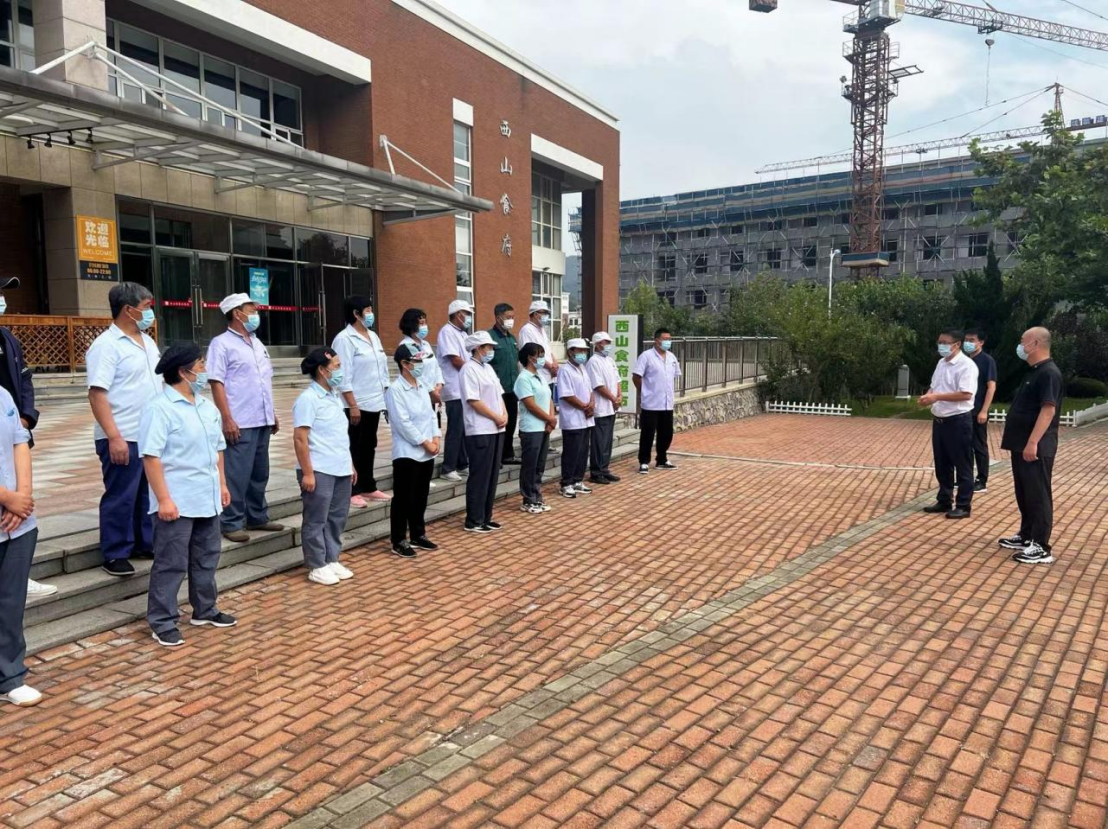 校领导督导检查校园疫情防控和安全工作  看望慰问住校值班值守教职工