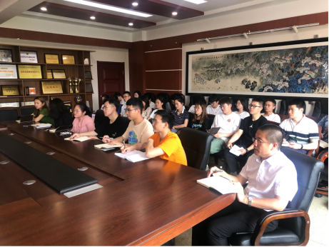 校党委书记李雪铭为地理科学学院研究生第一党支部党员上专题党课