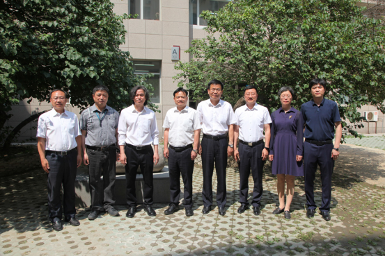 我校举行“丁香赞”石刻揭牌仪式