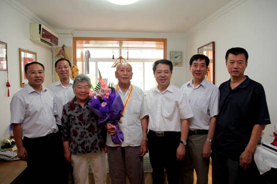 校党委书记宫福清同志走访慰问我校抗战时期参加革命工作的离休老干部