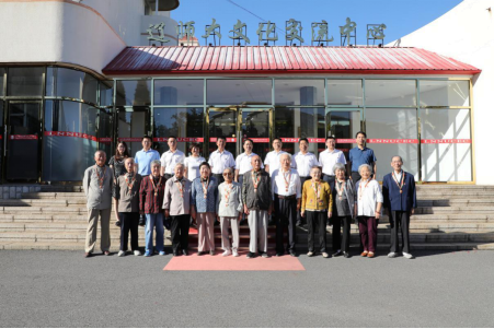 我校举行“庆祝中华人民共和国成立70周年”纪念章颁发仪式