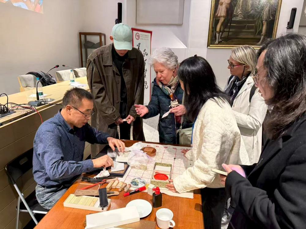 我校米兰国立大学孔子学院邀请慕德春教授举办篆刻艺术讲座