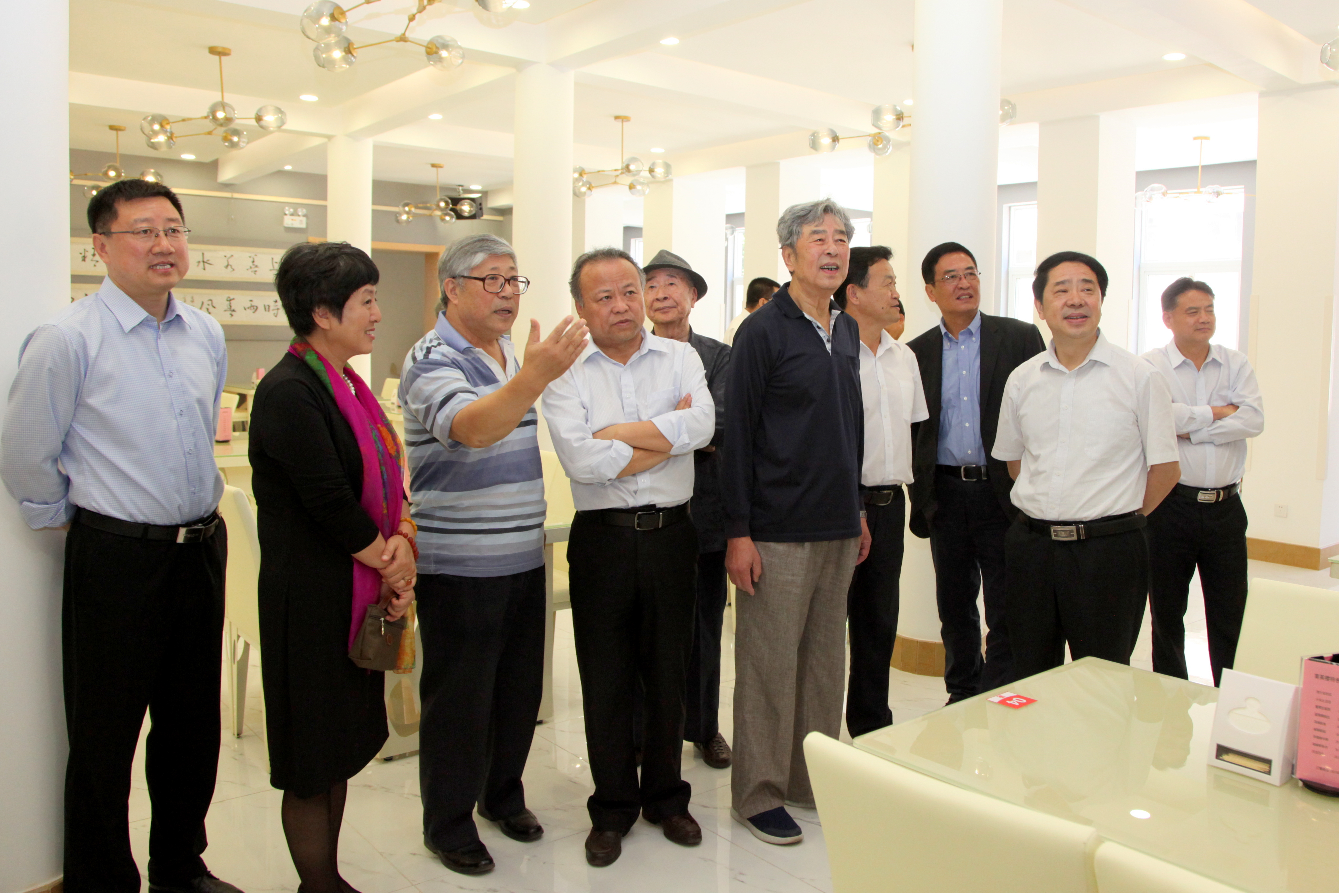 我校关心下一代工作委员会慈善义卖活动启幕