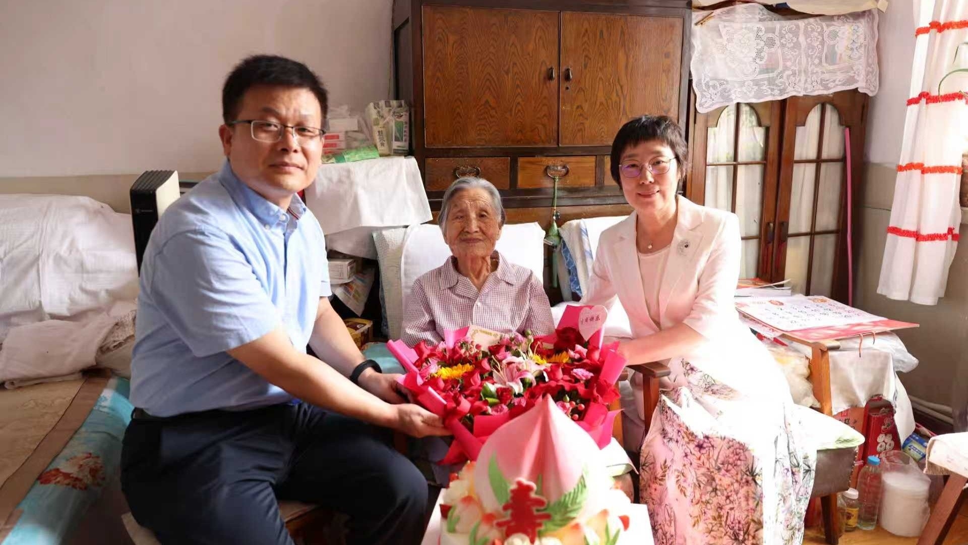 学校领导看望百岁离休教师葛敬枝