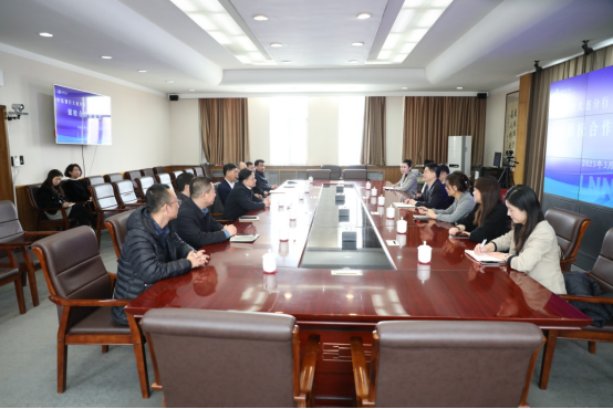 中信银行大连分行行长王坚一行来访我校