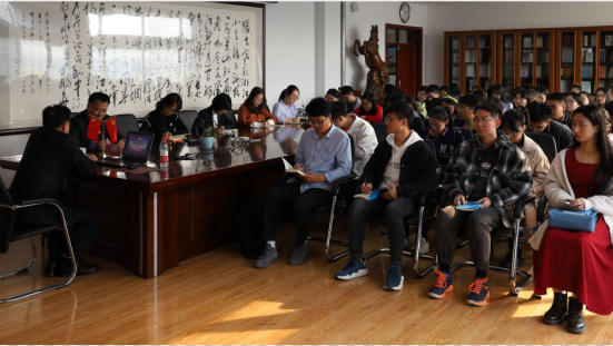 李雪铭校长带头走进学生党支部上专题党课