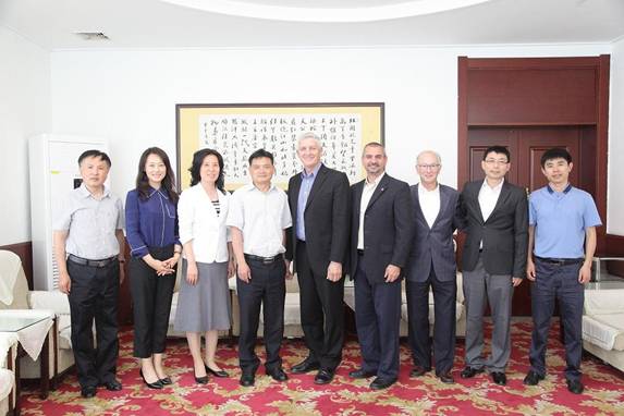 美国中央基督教大学校长Hal Hoxie博士一行访问我校