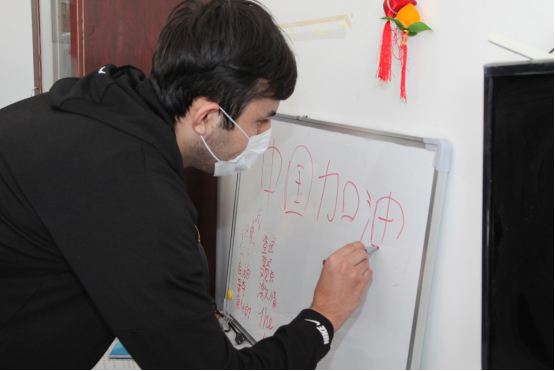 校领导看望在校留学生并指导疫情防控工作