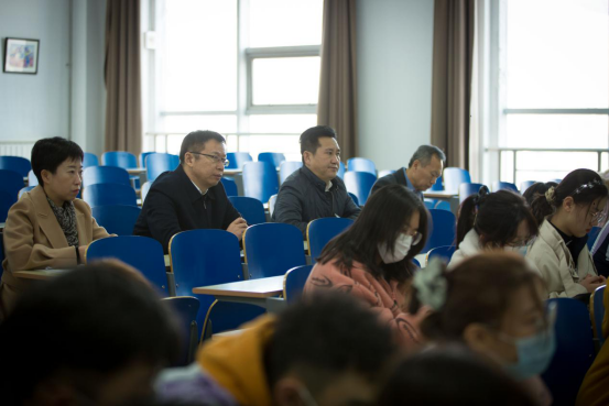 开学第一天校领导深入教学一线听课调研