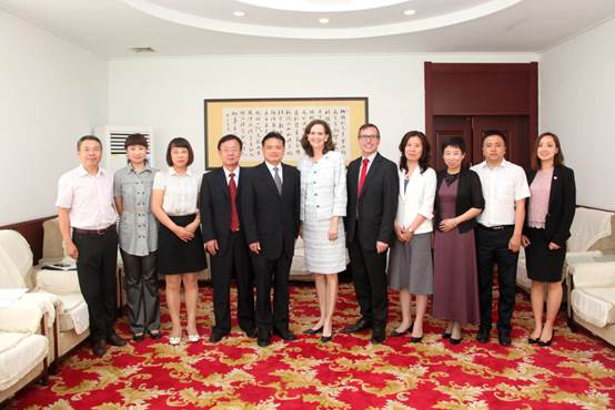 美国恩波利亚州立大学校长一行访问我校