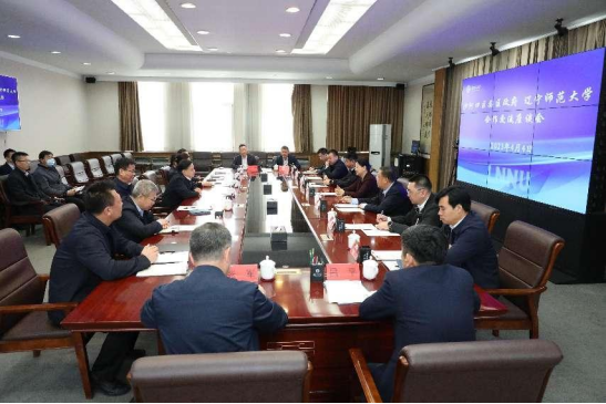 校党委书记李雪铭会见沙河口区委书记周勤一行