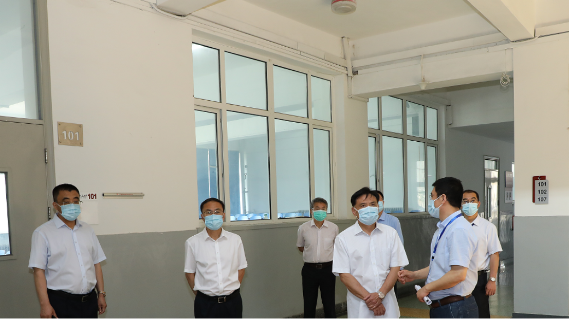 校领导督导检查全国大学英语四六级考试工作