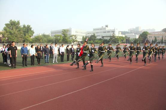 省审计组领导参加我校黄河路校区升国旗仪式